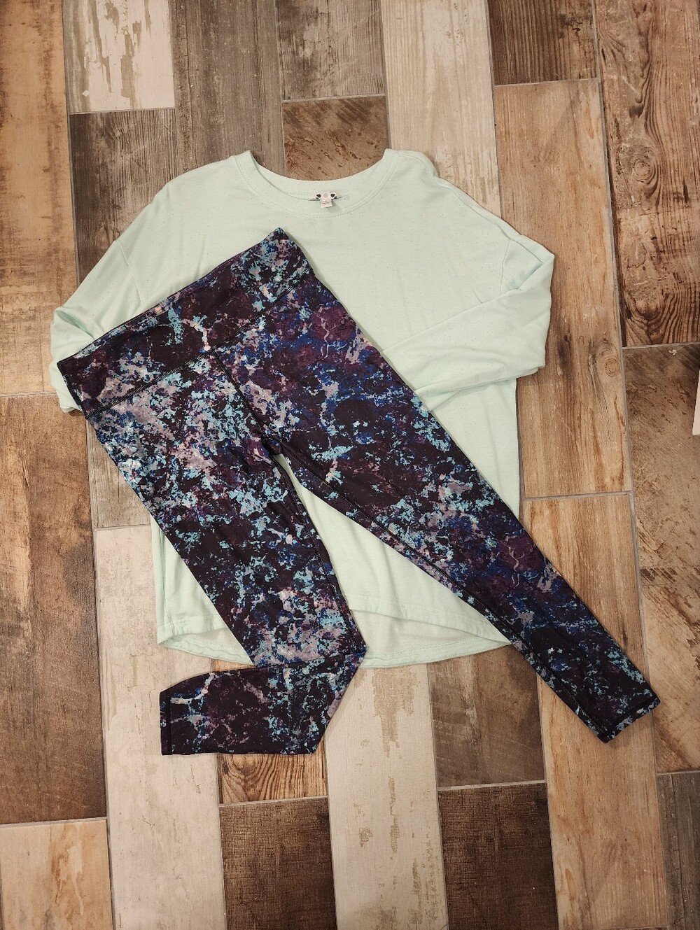 Mint Long-sleeve Tee with Blue-Purple Marble Fabletics Leggings Yoga Workout